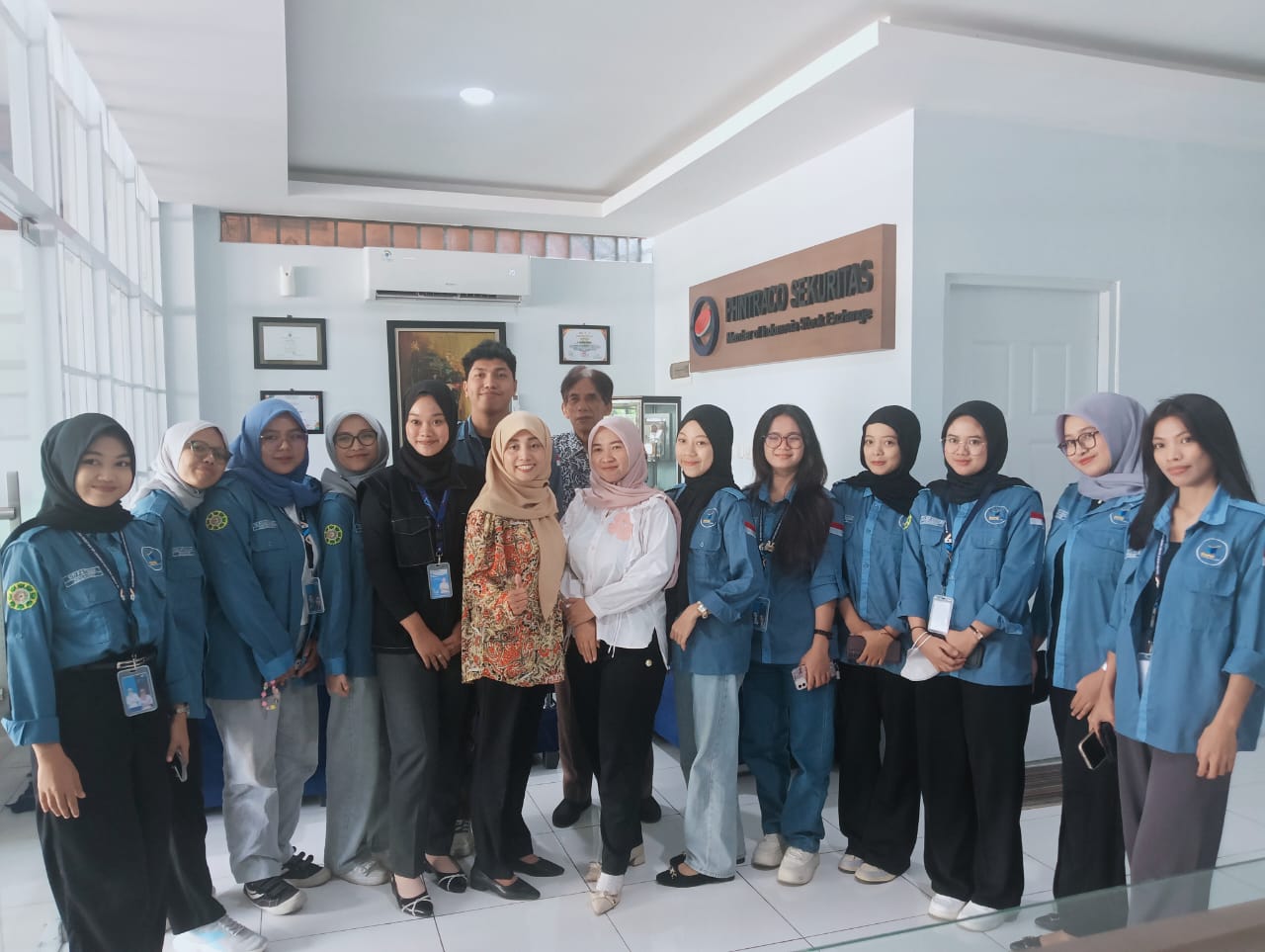 KSPM Universitas Proklamasi 45 dan dosen Fakultas Ekonomi mengikuti pelatihan analisis teknikal dan fundamental di PT. Phintraco Sekuritas